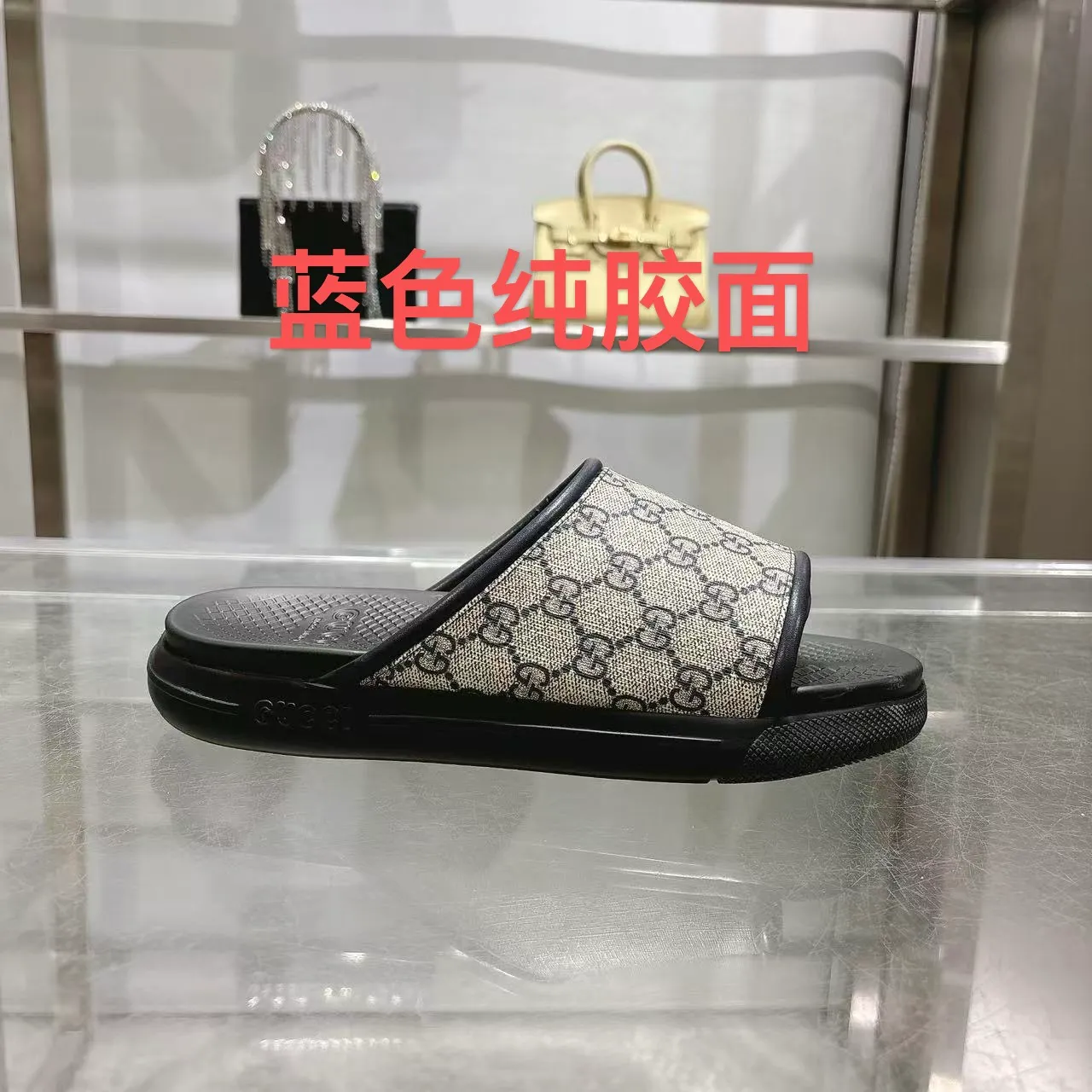 p400🐮🐮New summer men's slip-on slippers. Inspired by the summer spirit and beach clubs of the Italian coast, this piece is part of Gucci Lido. The Pre-Fall collection reinterprets the brand's signature elements and sophisticated patterns in a contemporary way. Made from black rubber, these flat sandals feature a slip-on design that reinterprets the brand's distinctive green and red web design. GG Classic Upper Men's Molded Rubber Footbed Gucci Logo Flat Made in Italy Size: Men's 40 to 47,
